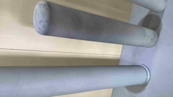 उच्च शुद्धता काली ग्रे डाईलेक्ट्रिक शक्ति सिलिकॉन नाइट्राइड सिरेमिक सुरक्षा ट्यूब का उपयोग एसिड क्षार तरल में किया जाता है