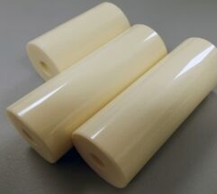 वॉल्यूम प्रतिरोध 1014 Ωcm Al2O3 सिरेमिक इन्सुलेशन प्रतिरोध 1012 Ωcm औद्योगिक अनुप्रयोगों के लिए विद्युत इन्सुलेटर