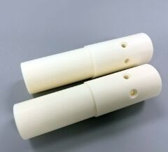 इन्सुलेशन प्रतिरोध 1012 ओम सेंटीमीटर एल्यूमीनियम ऑक्साइड रेडियो फ्रीक्वेंसी क्षमताओं और विद्युत इन्सुलेशन प्रदान करने वाली सिरेमिक